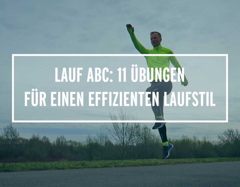 Ein Läufer in leuchtender Kleidung zeigt eine dynamische Übung für das Lauf ABC auf einer grünen Strecke.