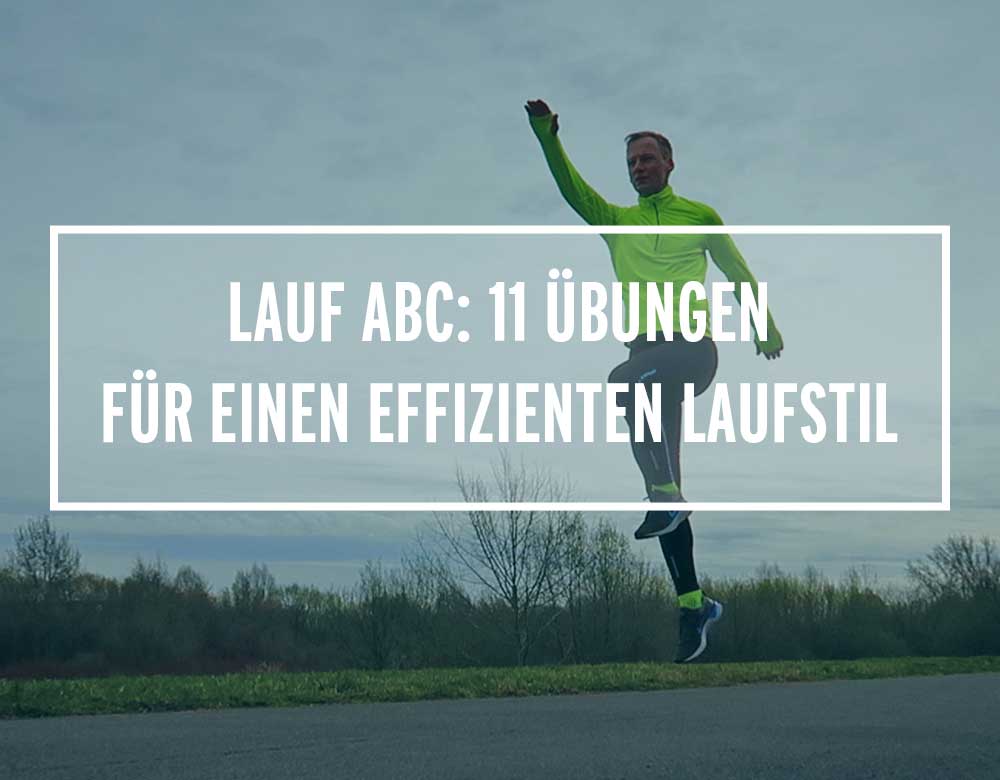 Lauftrainer Kevin macht eine Übung vom Lauf ABC