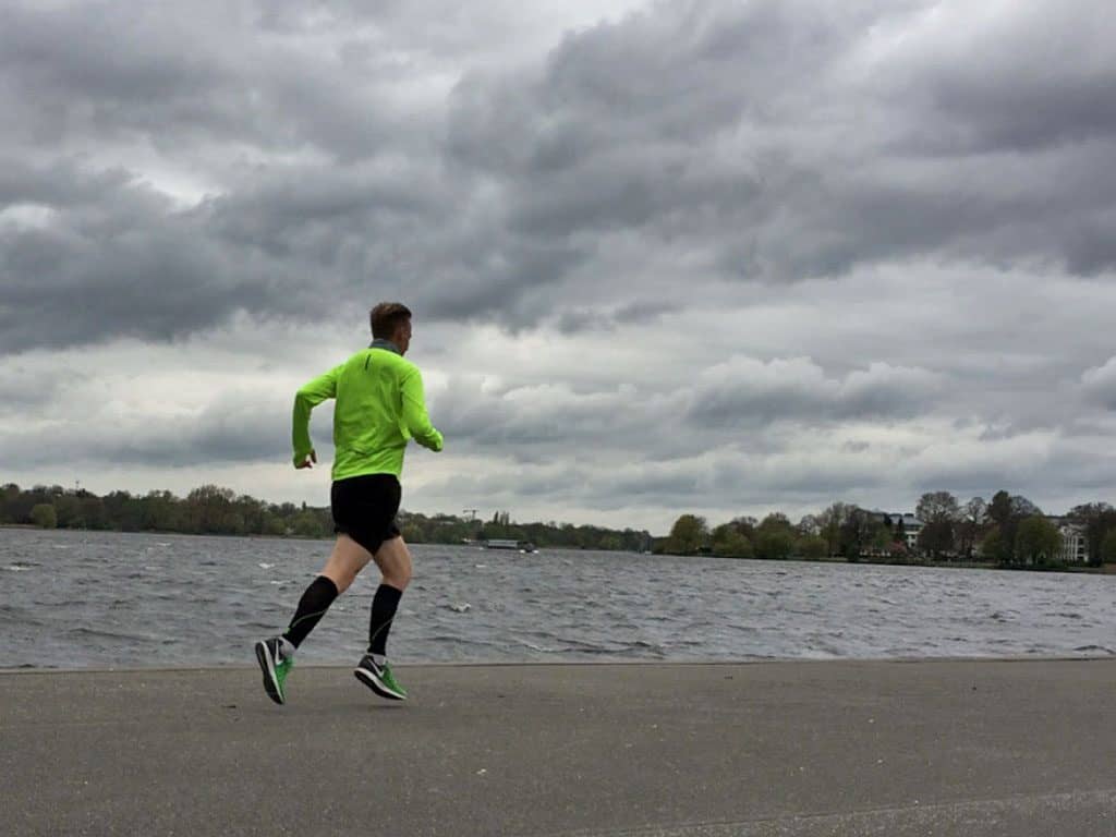 Läufer Kevin in kurzer Hose an der Alster in Hamburg