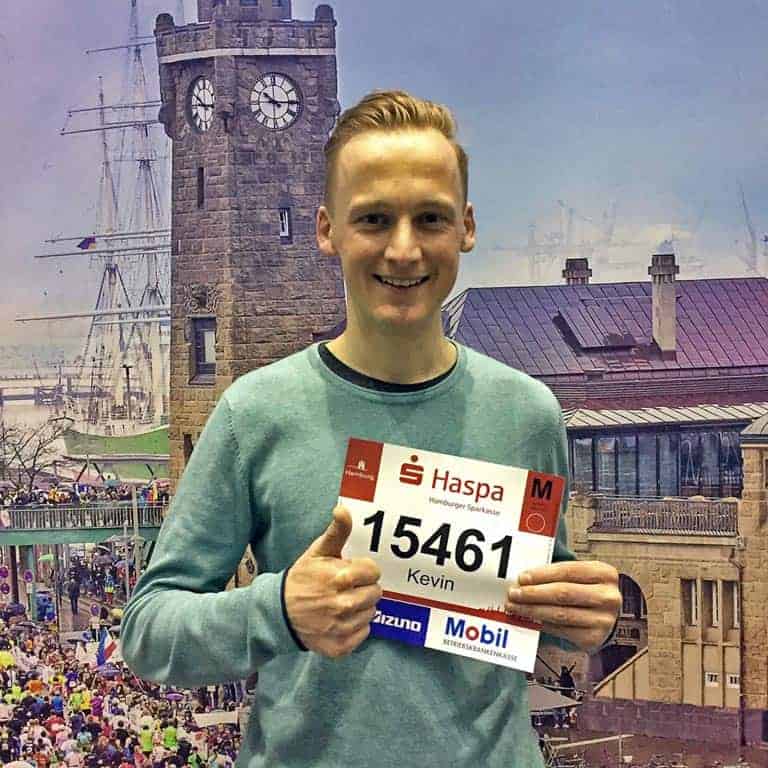 Kevin vor dem Marathon mit seiner Startnummer in der Hand