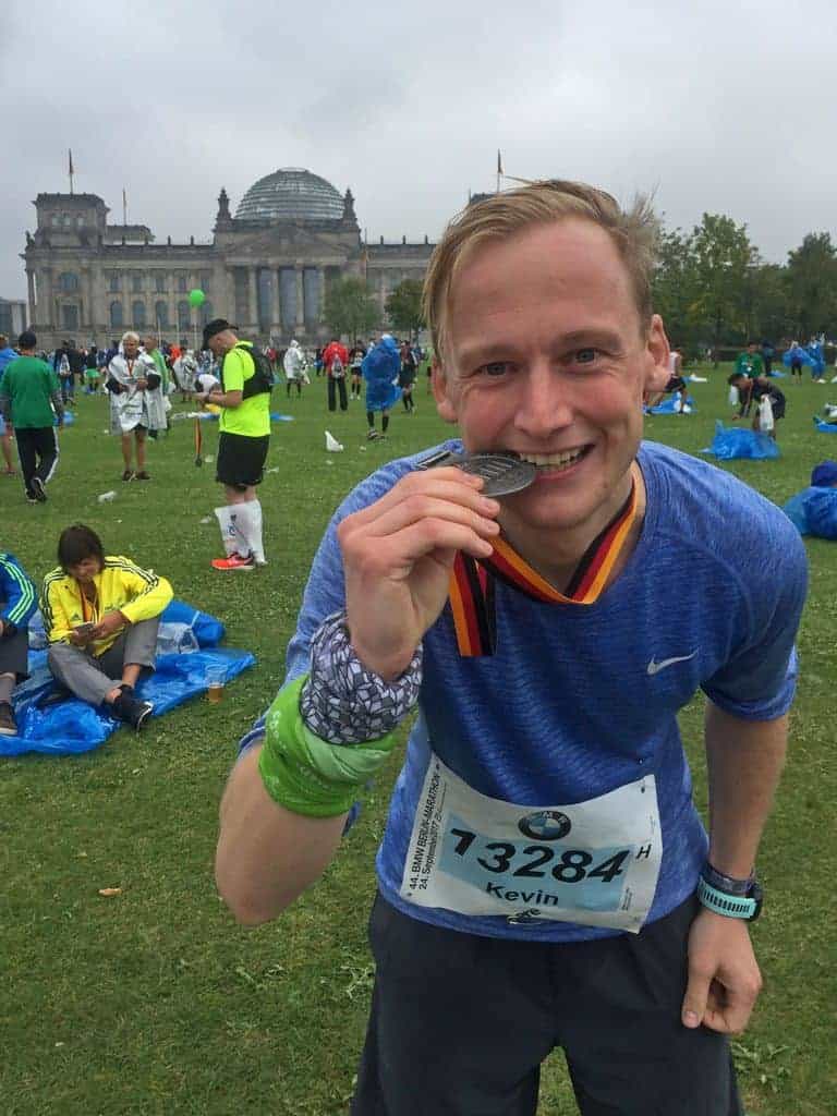 Kevin mit der Medaille des Berlin Marathon
