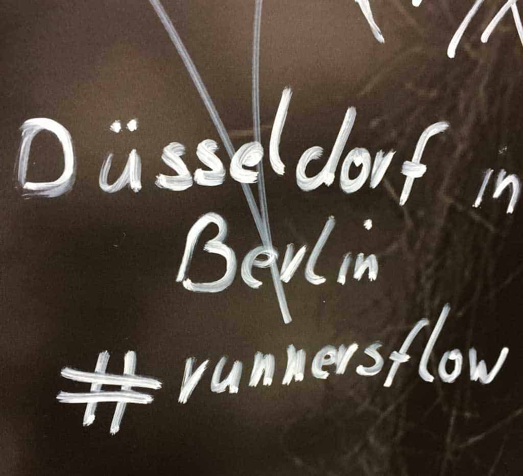 Handbeschriftetes Schild mir runnersflow Hashtag