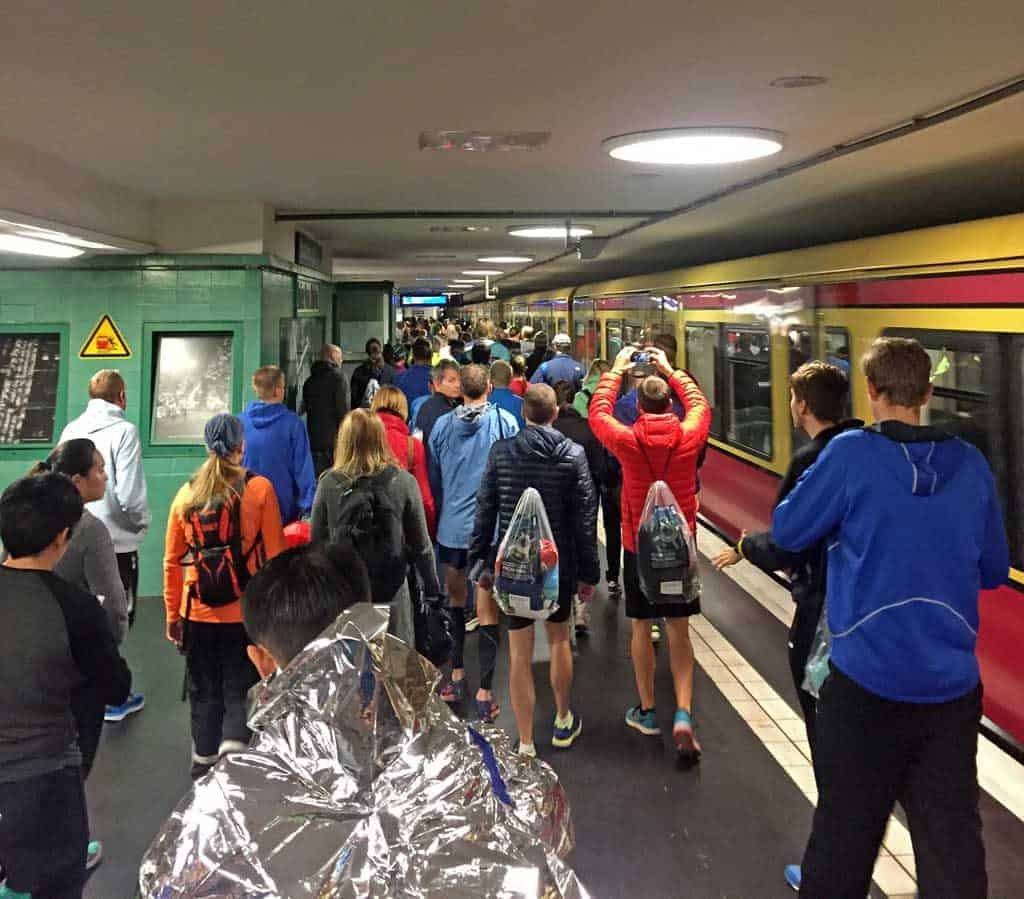 S-Bahnhof mit vielen Läufern