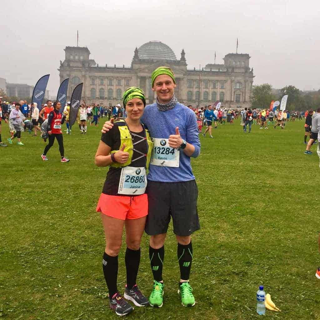 Janine und Kevin in Laufklamotten vor dem Bundestag