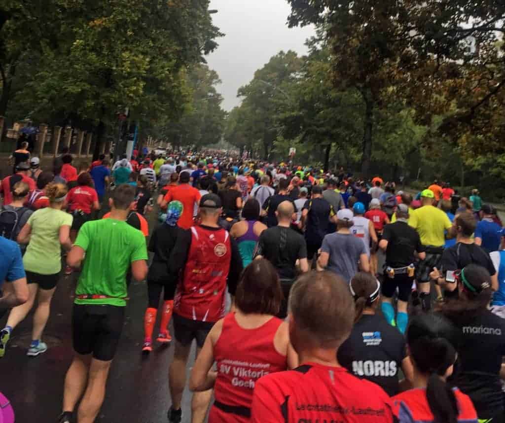 Auf der Strecke beim Berlin Marathon mit vielen Läufern