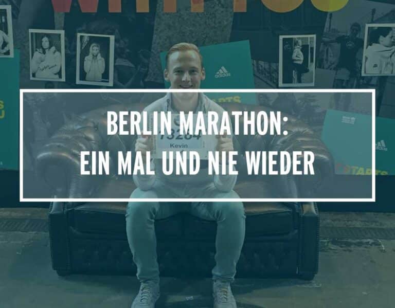 Ein Läufer sitzt entspannt auf einem Ledersofa vor einer Berlin Marathon Kulisse und hält seine Startnummer in die Kamera.