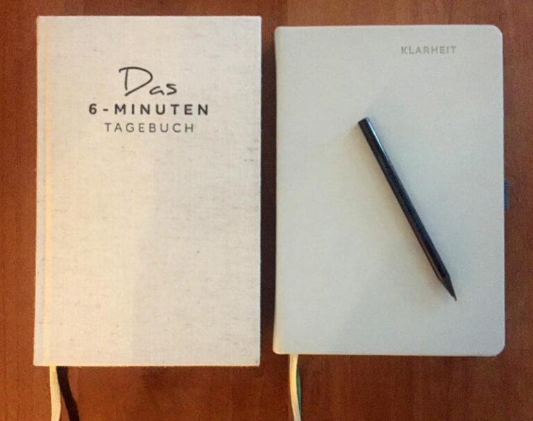 Zwei Tagebücher auf einem Holztisch, ideal für eine motivierende Morgenroutine vor dem Laufen.