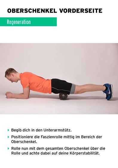 Kevin macht eine Faszienübung am Oberschenkel vor