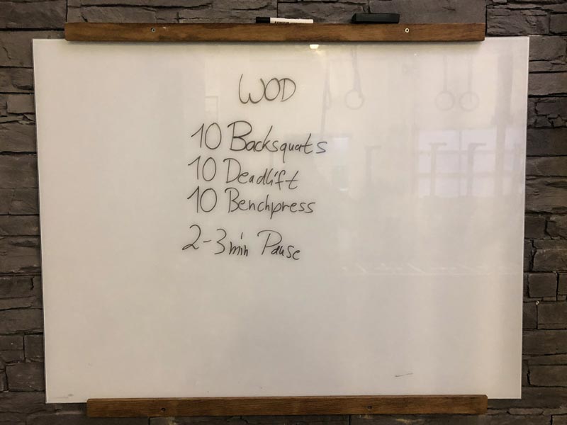 Whiteboard mit notiertem Workout