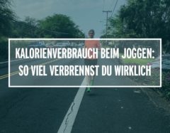 Lauftrainer Kevin läuft auf einer Straße