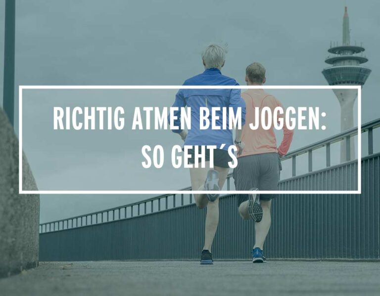 Zwei Jogger atmen richtig beim Joggen auf einer Brücke, umgeben von urbaner Landschaft und frischer Luft.