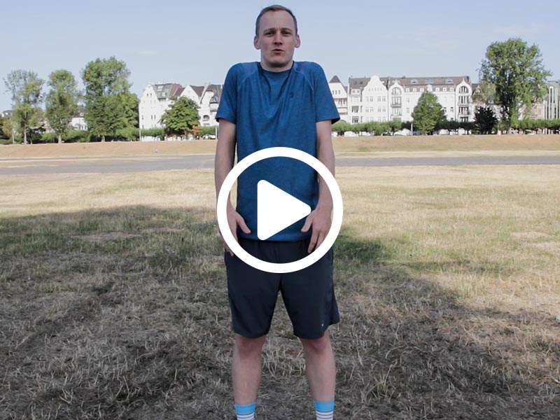 Kevin von runnersflow zeigt die Aufwärmübung Schulterkreisen