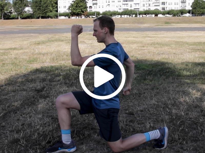 Kevin von runnersflow zeigt die Aufwärmübung Ausfallschritte
