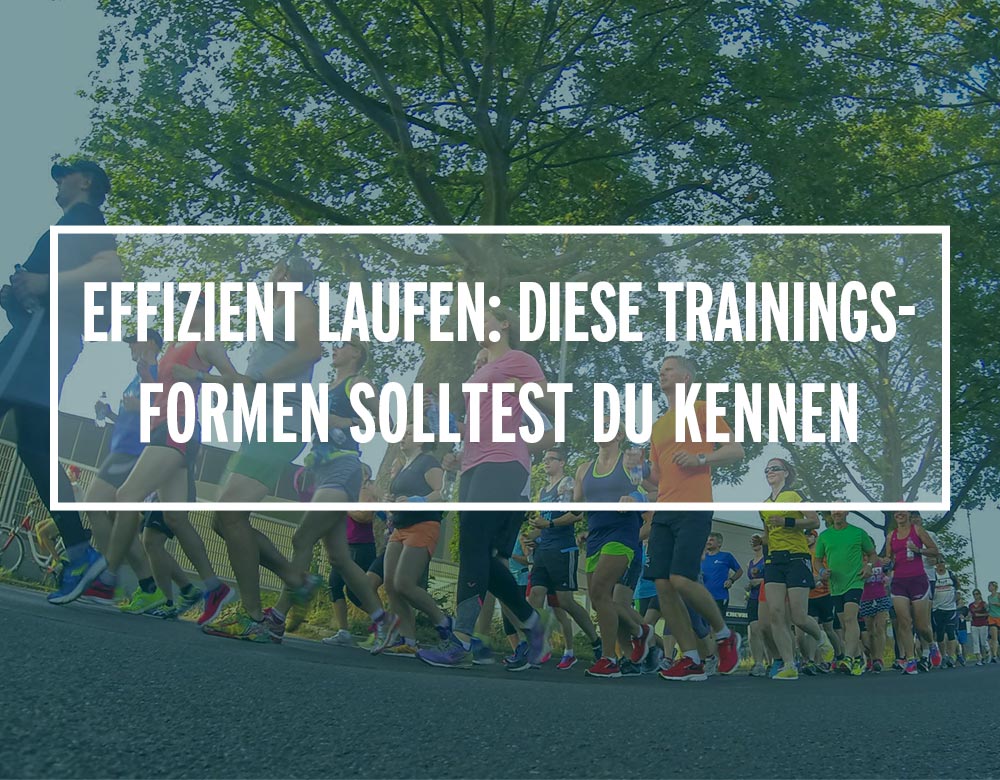 Eine Gruppe Läufer joggt auf einer Straße