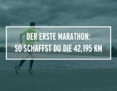 Ein Läufer joggt am Wasser entlang