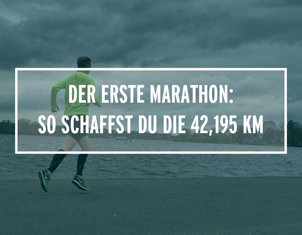 Ein Läufer joggt am Wasser entlang
