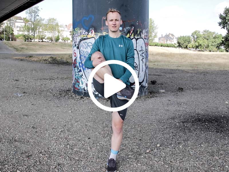 Lauftrainer Kevin zeigt eine Dehnübung für die Hüftmuskulatur
