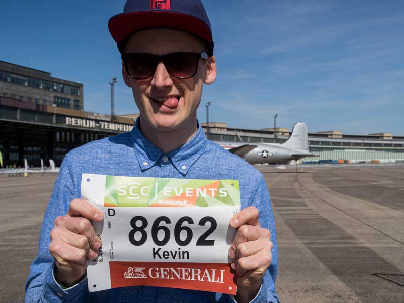 Lauftrainer Kevin mit seiner Startnummer vom Berliner Halbmarathon