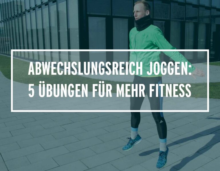 Lauftrainer Kevin macht eine Übung vor