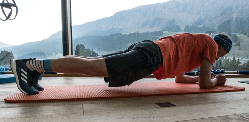 Ein Läufer macht Krafttraining, um schneller laufen zu können