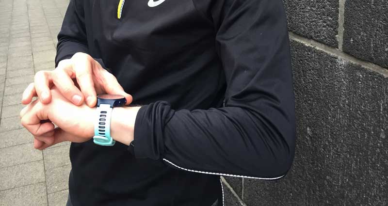 Die Garmin Forerunner 735 XT gehört auch zu meiner Laufausrüstung