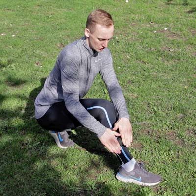 Schienbeinschmerzenbeim beim Joggen: Übung Selbstmassage Faszienrolle
