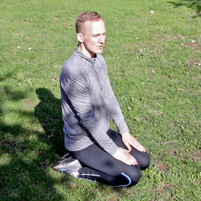 Schienbeinschmerzenbeim beim Joggen: Übung Fersensitz