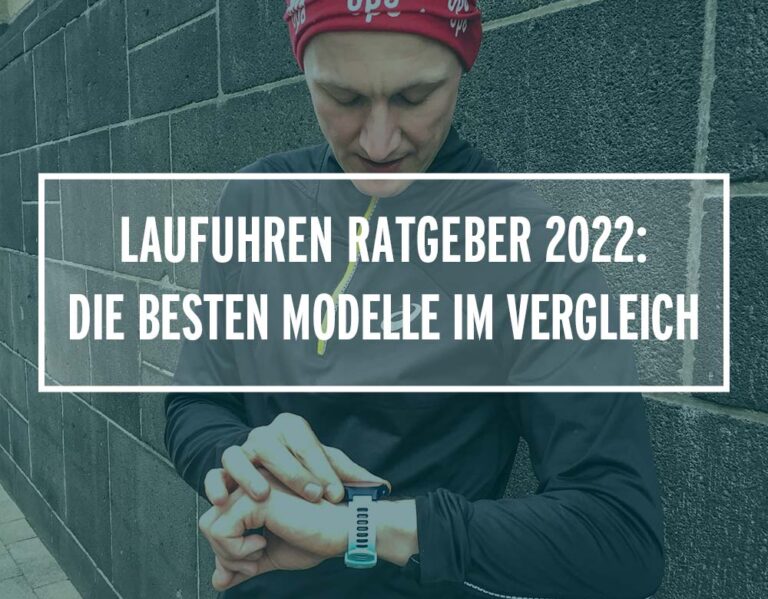 Läufer überprüft seine Laufuhr vor dem Training, bereit für ein energiegeladenes Workout in der Stadt.