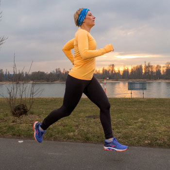 Frau joggt auf einer Straße