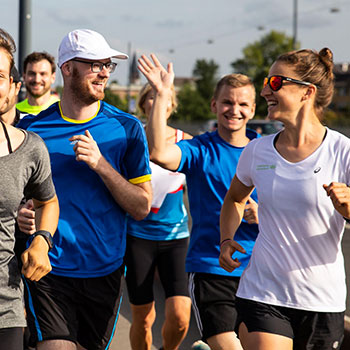 Fröhliche Laufgruppe beim Joggen