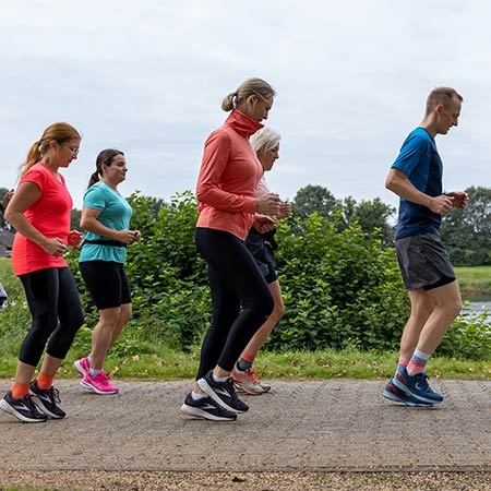 Eine Gruppe von Läufern macht Lauf ABC