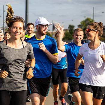 Glückliche Läufer beim Joggen