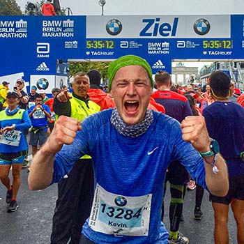 Lauftrainer Kevin freut sich über sein Finish beim Berlin Marathon