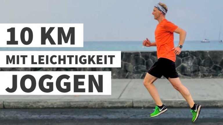 Ein fröhlicher Läufer joggt 10 km am Strand entlang, voller Energie und Leichtigkeit.