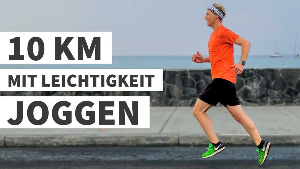 Lauftrainer Kevin von runnersflow läuft auf einer Straße am Meer