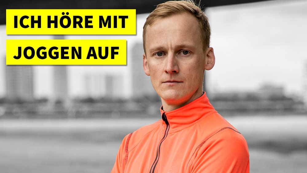 Lauftrainer Kevin schaut ernst in die Kamera