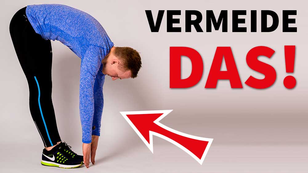 Lauftrainer Kevin macht eine Dehnübung vor