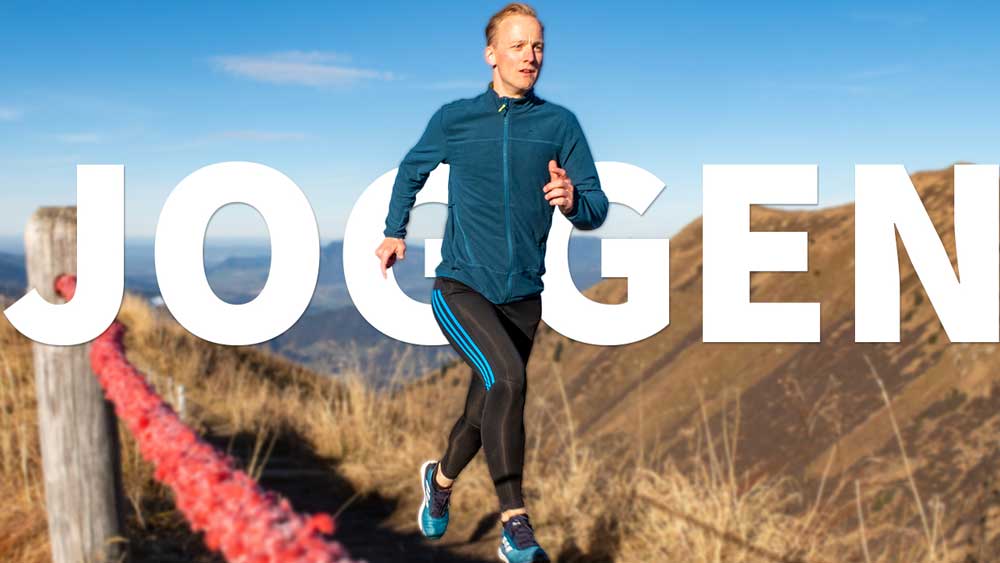 Lauftrainer Kevin von runnersflow läuft in einer schönen Landschaft in den Bergen