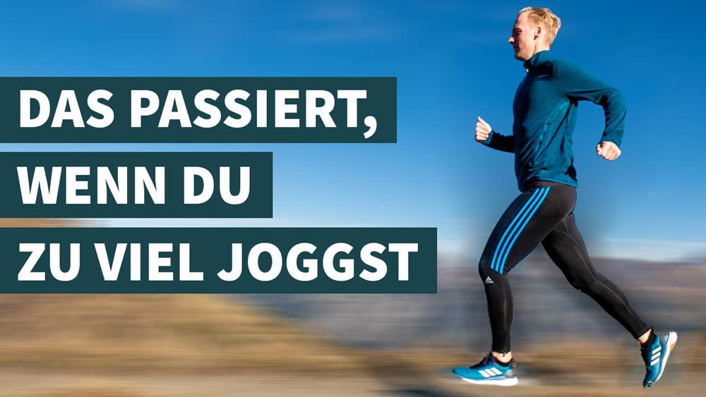 Lauftrainer Kevin läuft schnell durch eine Berglandschaft