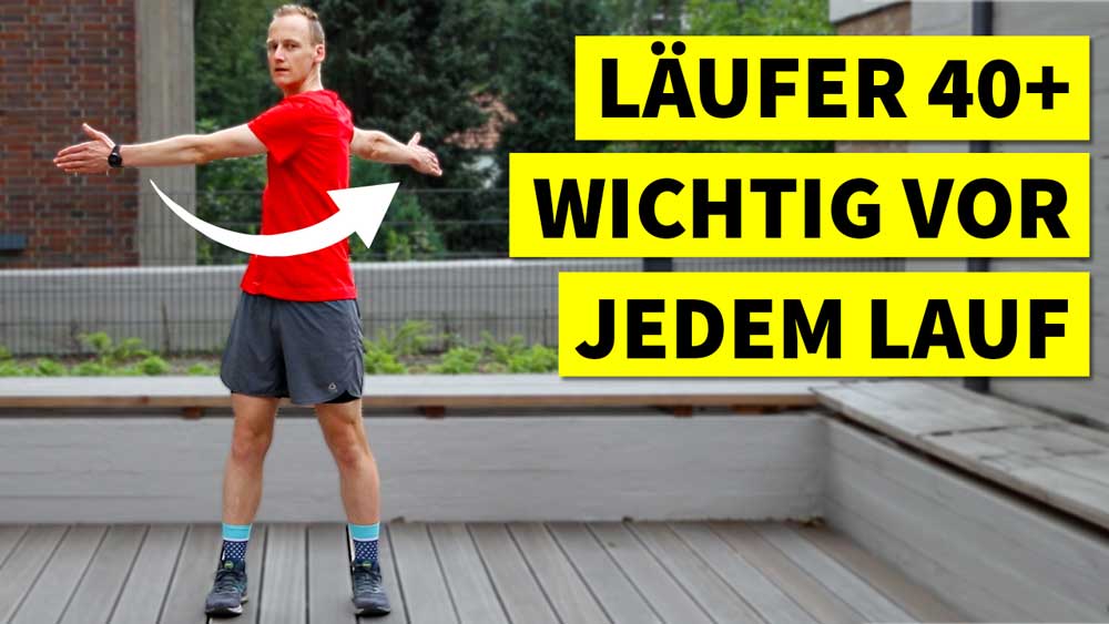 Lauftrainer Kevin macht eine Warm up Übung vor dem Joggen vor.