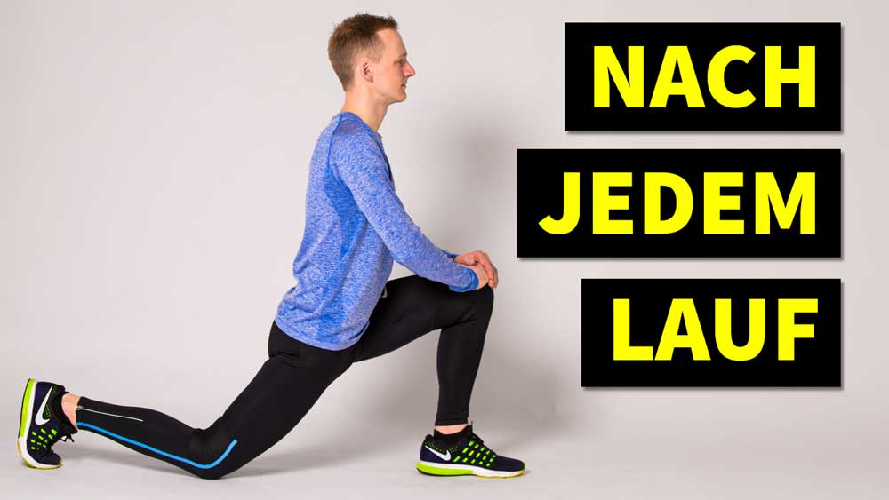 Lauftrainer Kevin zeigt eine Übung zum Dehnen nach dem Joggen.