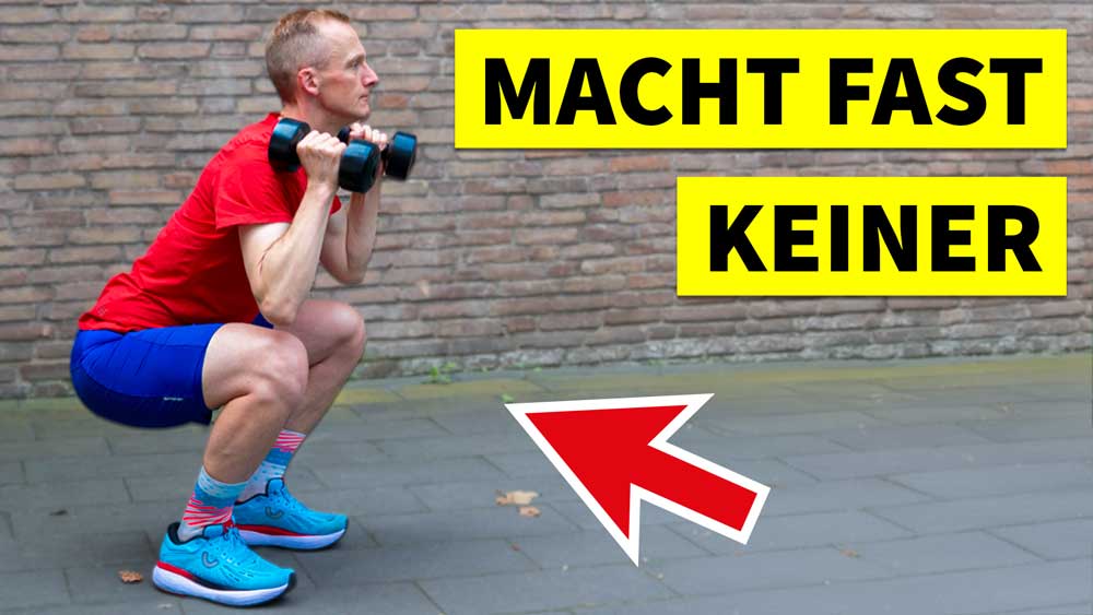 Lauftrainer Kevin macht eine Fitnessübung für Männer vor.