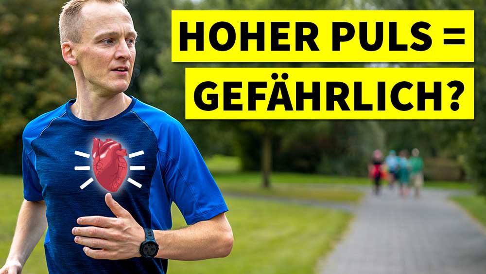 Lauftrainer Kevin von runnersflow joggt im Park auf einem Weg