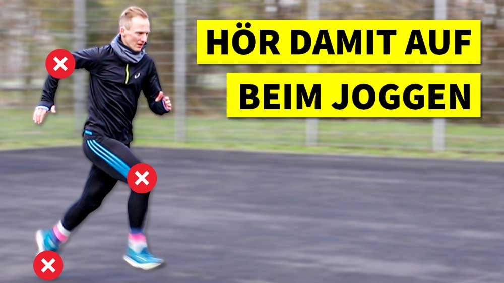 Läufer joggt schnell auf einer Straße und guckt ernst.