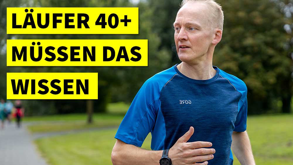 Ein älterer Mann joggt im Park.