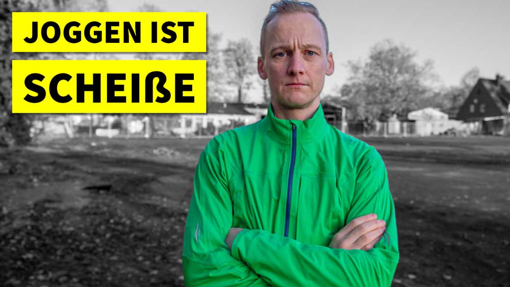 Lauftrainer Kevin guckt mit verschränkten Armen ernst in die Kamera