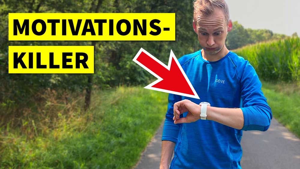 Lauftrainer Kevin schaut verblüfft auf seine Laufuhr