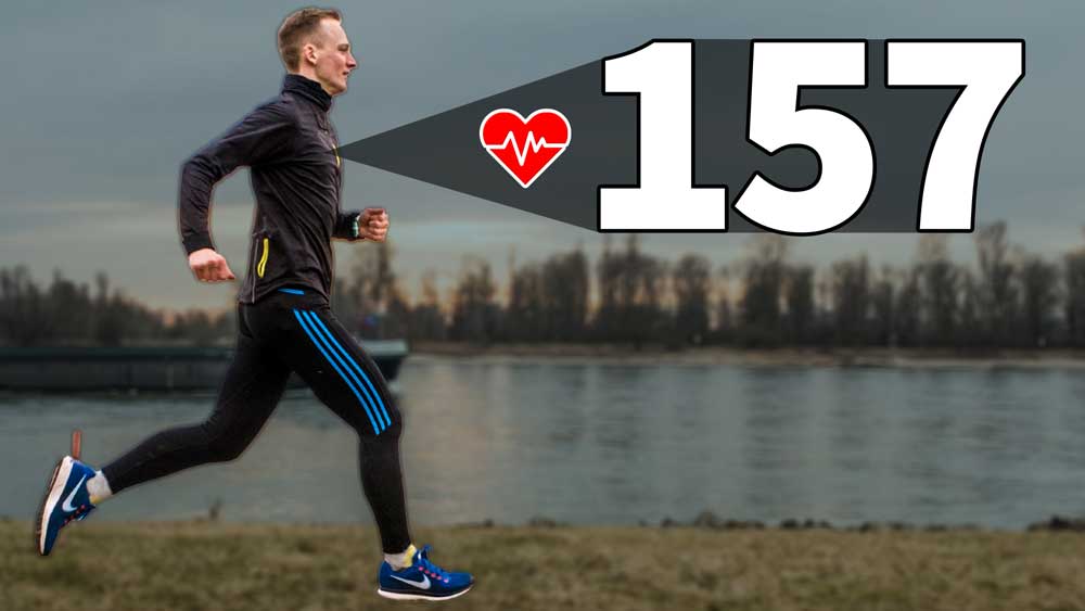Ein Läufer am Fluss beim Joggen nach Puls.