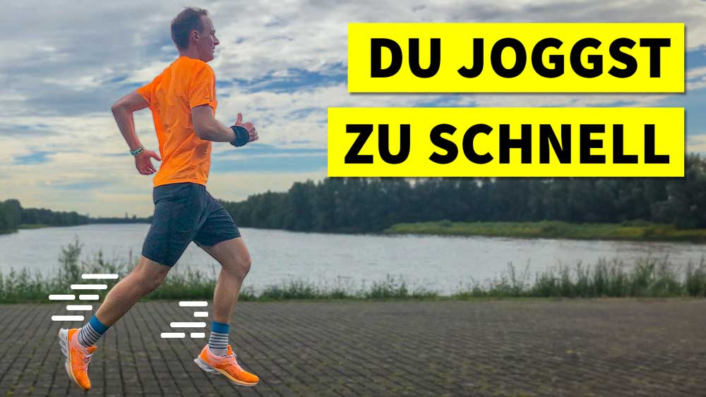 Lauftrainer Kevin ist langsam joggen an einem See.