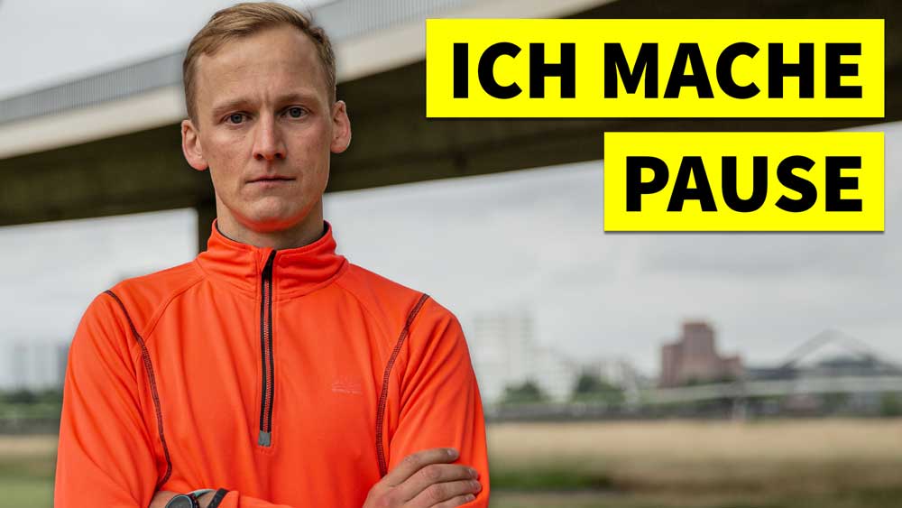 Lauftrainer Kevin von runnersflow will eine Pause machen und schaut ernst in die Kamera.